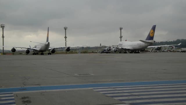 Aviões Airbus A340 e Boeing 747 da Lufthansa estacionados em pátio de aeroporto