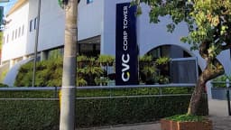 Fachada da sede da CVC Corp, com letreiro CVC Corp Tower