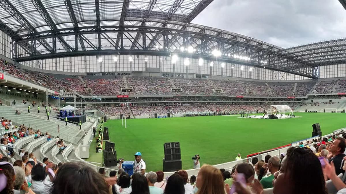 Arena da Baixada, estádio do Athletico-PR, com torcida durante uma partida