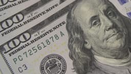 Notas de dólar americano sobrepostas, representando o mercado financeiro