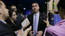 Flávio Bolsonaro conversa com jornalistas durante entrevista