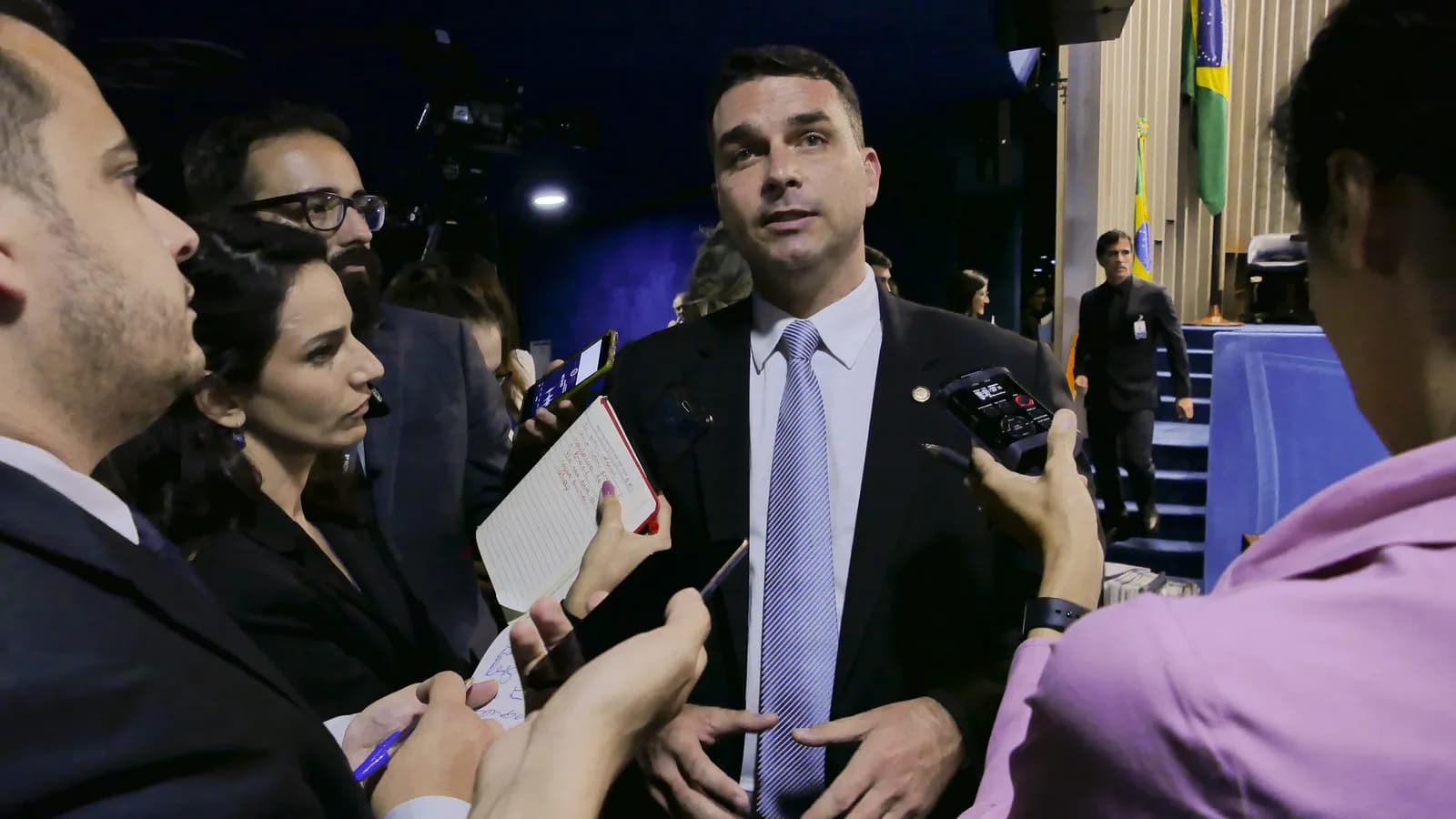 Flávio Bolsonaro conversa com jornalistas durante entrevista