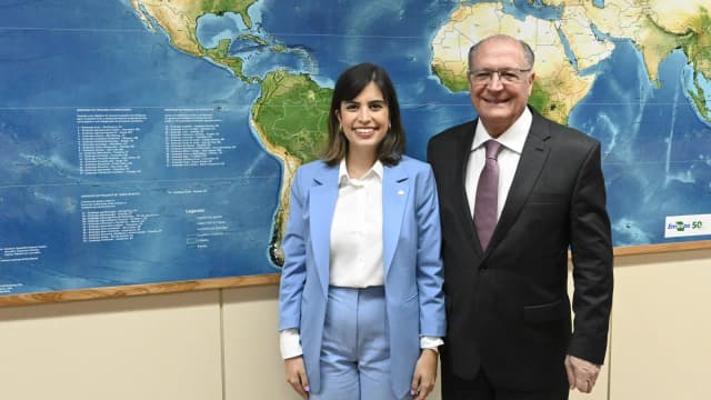 A deputada federal Tabata Amaral ao lado do vice-presidente Geraldo Alckmin
