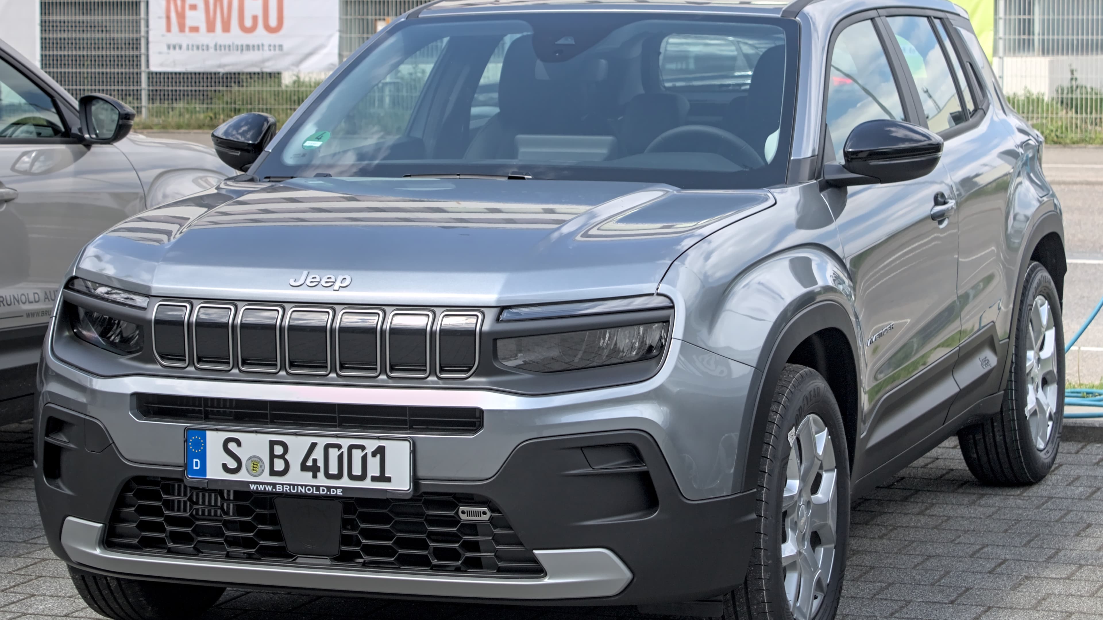 Jeep Avenger cinza visto de frente, foto de arquivo do modelo vendido na Europa