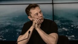 Elon Musk durante entrevista coletiva
