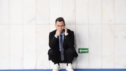 Cleitinho, senador por Minas Gerais, ao telefone em imagem de arquivo do Senado