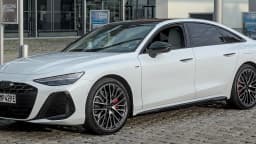 Audi A6 e-tron branco, sedã elétrico, visto em ângulo frontal lateral