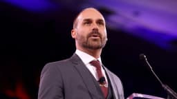 Eduardo Bolsonaro discursa em pódio durante evento nos Estados Unidos
