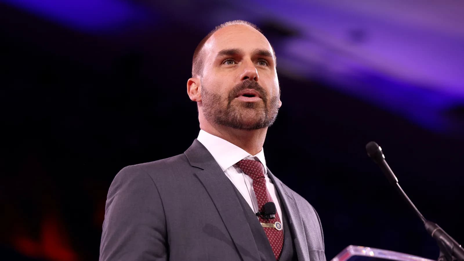Eduardo Bolsonaro discursa em pódio durante evento nos Estados Unidos