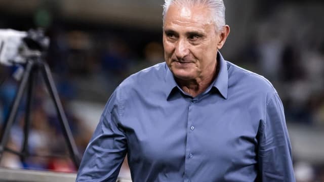 Tite observa o jogo à beira do gramado, quando ainda era técnico do Cruzeiro (foto de arquivo)