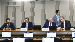 Ministro da Fazenda, Fernando Haddad, sentado à mesa em audiência no Senado Federal