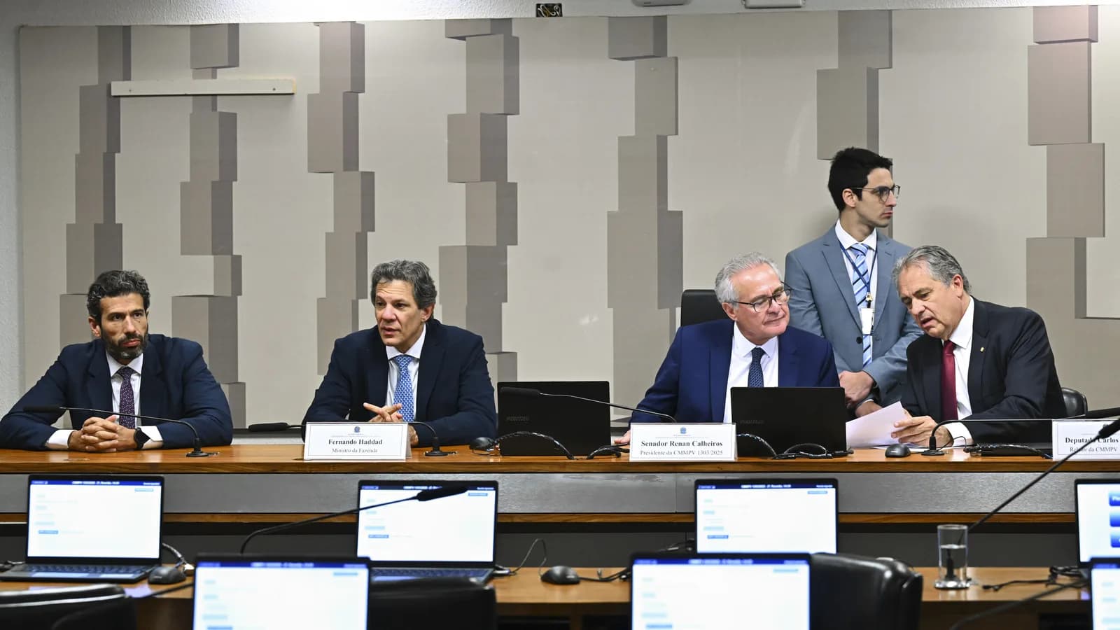 Ministro da Fazenda, Fernando Haddad, sentado à mesa em audiência no Senado Federal