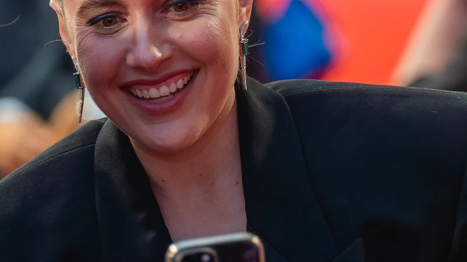 Greta Gerwig, diretora de 'Nárnia: O Sobrinho do Mago', em evento público
