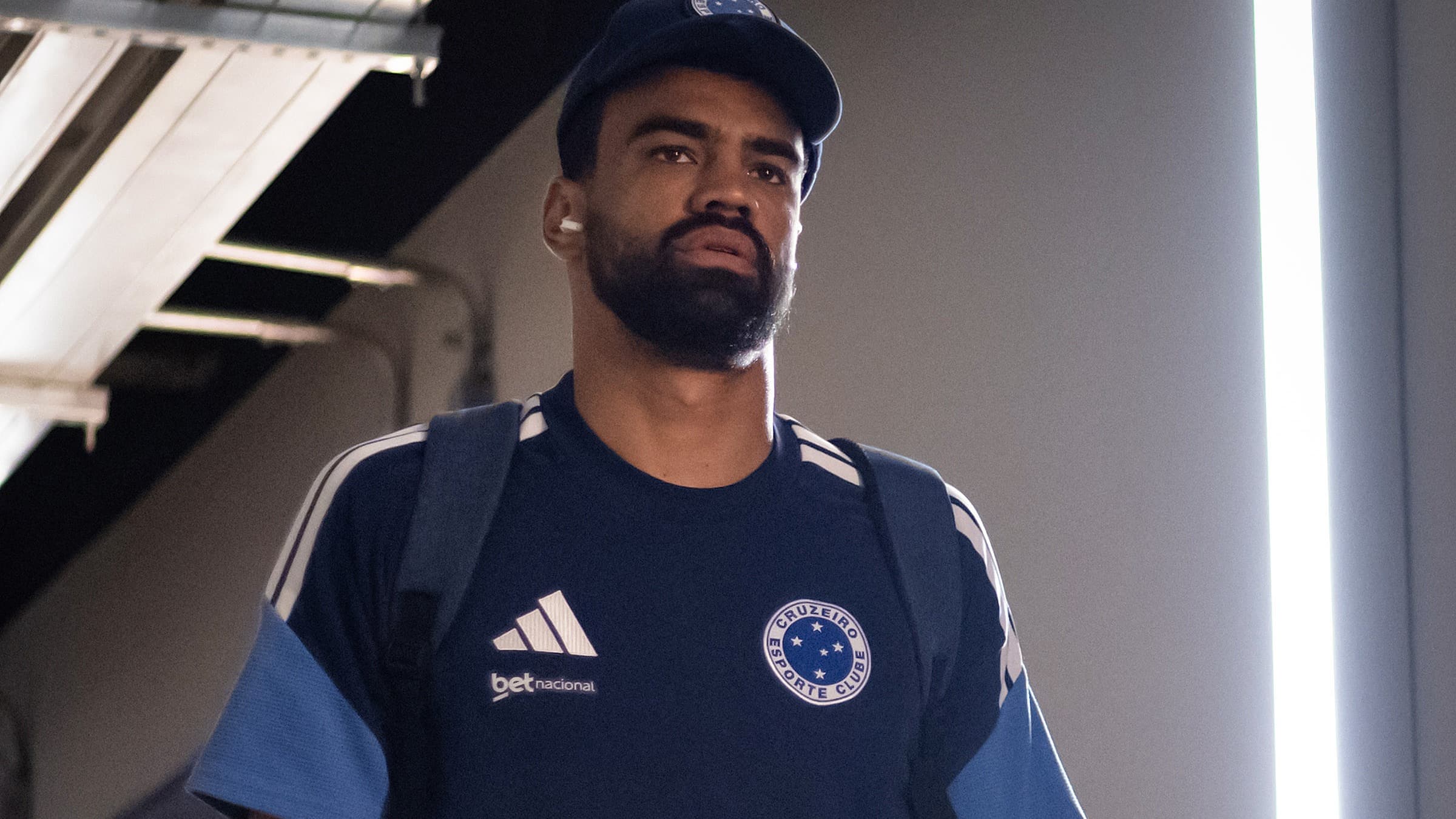 Jogador do Cruzeiro caminha pelo túnel do Mineirão antes da partida contra a Chapecoense, com uniforme oficial do clube