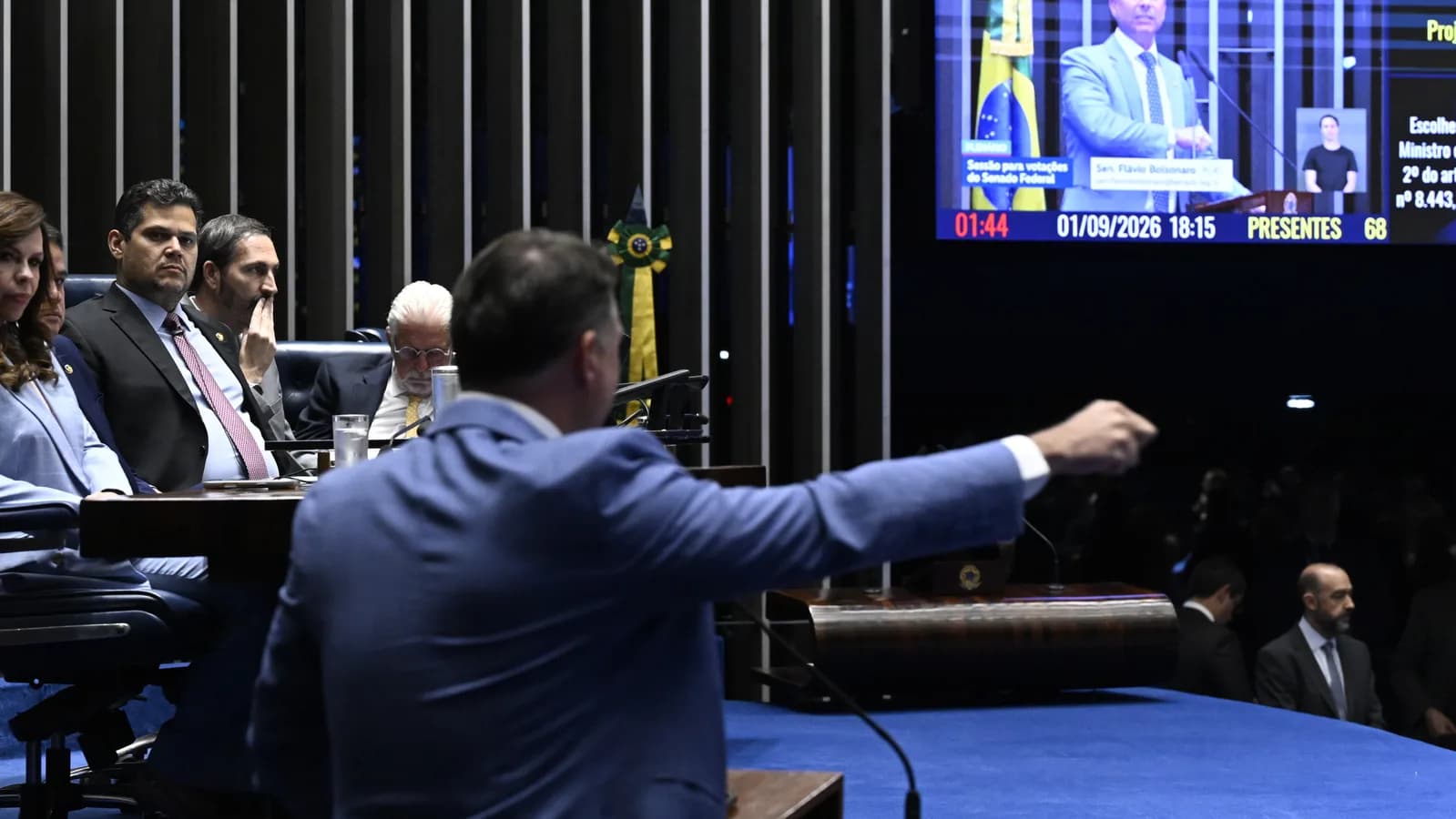 Flávio Bolsonaro aparece em telão durante sessão no plenário do Senado, foto de arquivo