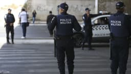 Policiais em viatura durante policiamento de rua (imagem de arquivo)