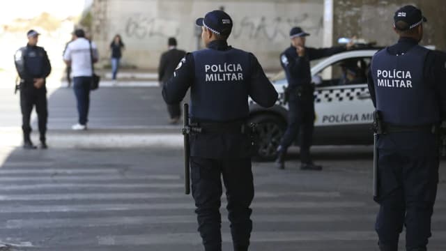 Policiais em viatura durante policiamento de rua (imagem de arquivo)