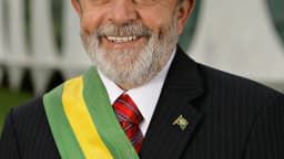 Retrato oficial do presidente Lula, sorrindo, com a faixa presidencial
