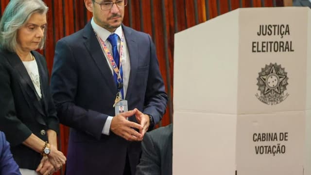 Autoridades do TSE lacram sistema eleitoral em evento de segurança das urnas (foto de arquivo, 2024)