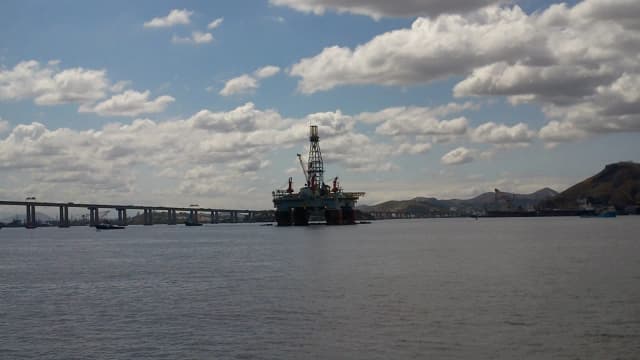 Plataforma de petróleo em construção na Baía de Guanabara, no Rio de Janeiro