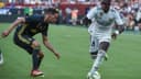 Vinicius Júnior em campo com o uniforme branco do Real Madrid