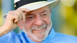 Lula sorri usando chapéu de palha durante evento público