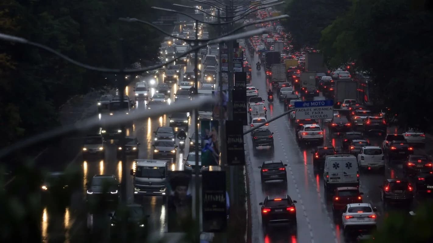 Trânsito intenso sob chuva forte em via de São Paulo