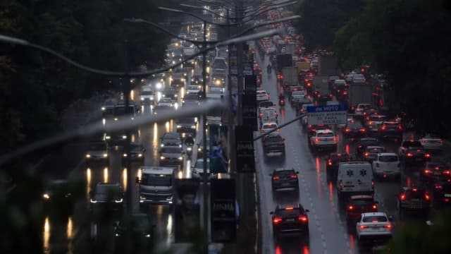 Trânsito intenso sob chuva forte em via de São Paulo