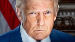 Retrato oficial do presidente dos Estados Unidos, Donald Trump, com bandeira americana ao fundo