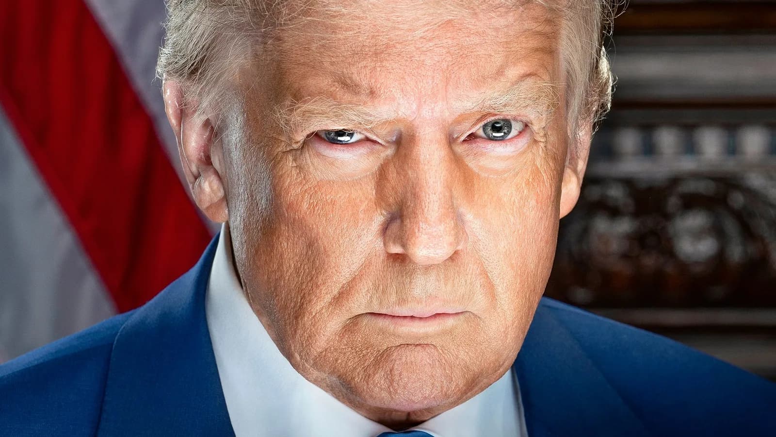 Retrato oficial do presidente dos Estados Unidos, Donald Trump, com bandeira americana ao fundo