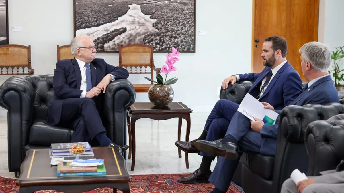 O ministro da Fazenda, Dario Durigan, em reunião com o presidente do STF, em Brasília