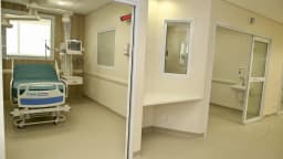 Ala de UTI de hospital público, com leito e equipamentos médicos, sem pacientes (imagem ilustrativa)