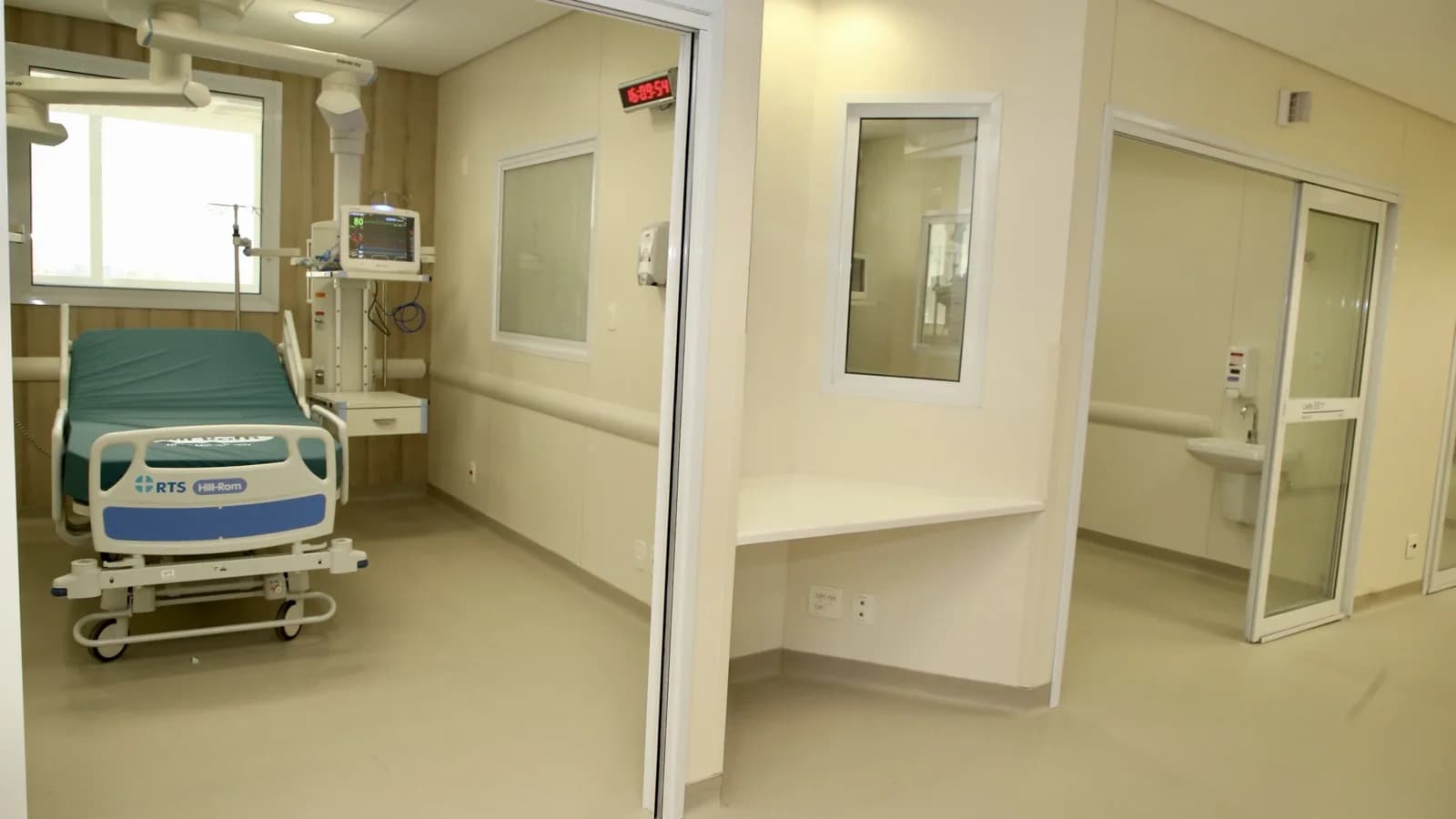Ala de UTI de hospital público, com leito e equipamentos médicos, sem pacientes (imagem ilustrativa)