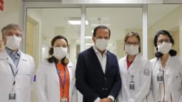 Equipe médica em frente à unidade de terapia intensiva de hospital público em São Paulo