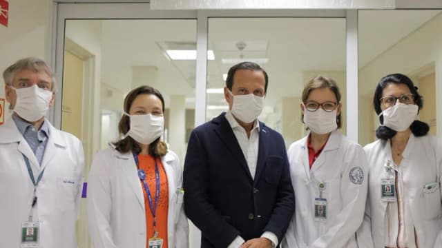 Equipe médica em frente à unidade de terapia intensiva de hospital público em São Paulo