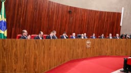 Mesa do Tribunal Superior Eleitoral durante sessão solene de posse de Nunes Marques na presidência da corte