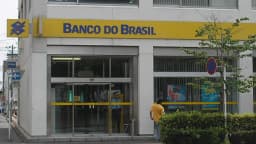 Fachada de agência do Banco do Brasil, com logo e letreiro do banco