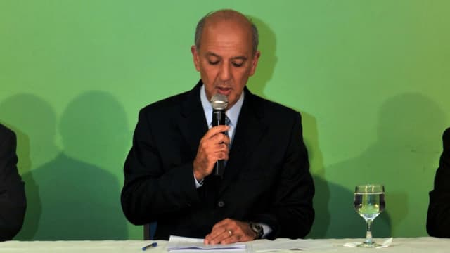 José Roberto Arruda fala ao microfone em coletiva de imprensa, foto de arquivo de 2009