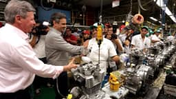 Trabalhadores em linha de montagem de fábrica no Brasil (foto de arquivo)