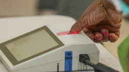 Mão de eleitora usa leitor de biometria para confirmar identidade antes de votar na urna eletrônica