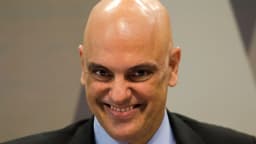 O ministro Alexandre de Moraes sorri durante evento, em foto de arquivo