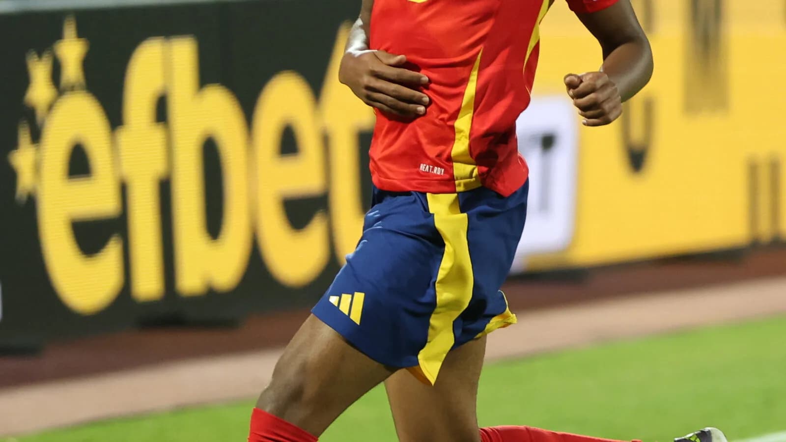 Lamine Yamal em ação pela seleção espanhola, conduzindo a bola em campo