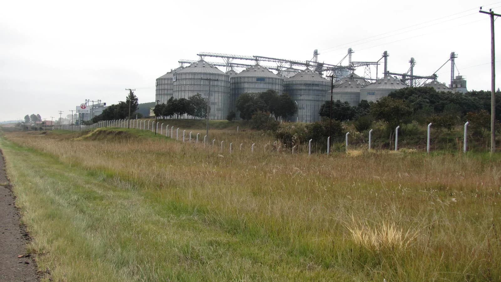 Silos de armazenagem de grãos em instalação agrícola