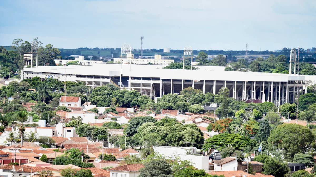 Vista aérea do Estádio Municipal Fonte Luminosa, em Araraquara, cercado por árvores e casas