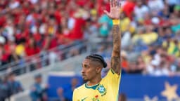 Raphinha, com a camisa da seleção brasileira, ergue o braço em comemoração