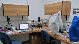 Laboratório científico com microscópios e equipamentos de pesquisa