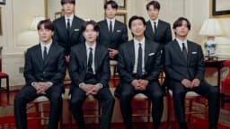 Os sete integrantes do BTS posam juntos, de terno escuro, em foto de arquivo de 2022