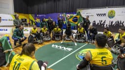 Jogadores da seleção brasileira de rúgbi em cadeira de rodas comemoram reunidos no CT Paralímpico, em São Paulo (foto de arquivo)