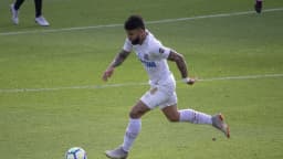 Gabriel Barbosa, o Gabigol, conduz a bola com a camisa do Santos durante partida (imagem de arquivo, 2018)