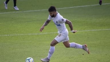 Gabriel Barbosa, o Gabigol, conduz a bola com a camisa do Santos durante partida (imagem de arquivo, 2018)
